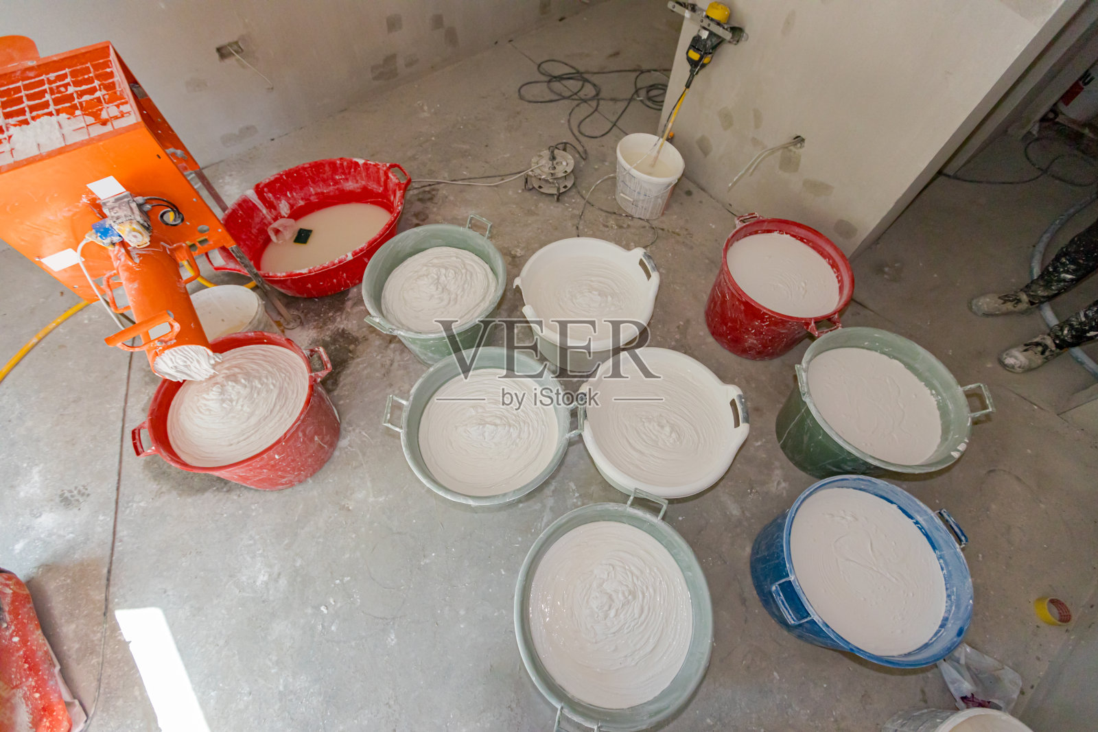 该机将水与配制好的混合物混合，用于抹灰、脱脂照片摄影图片