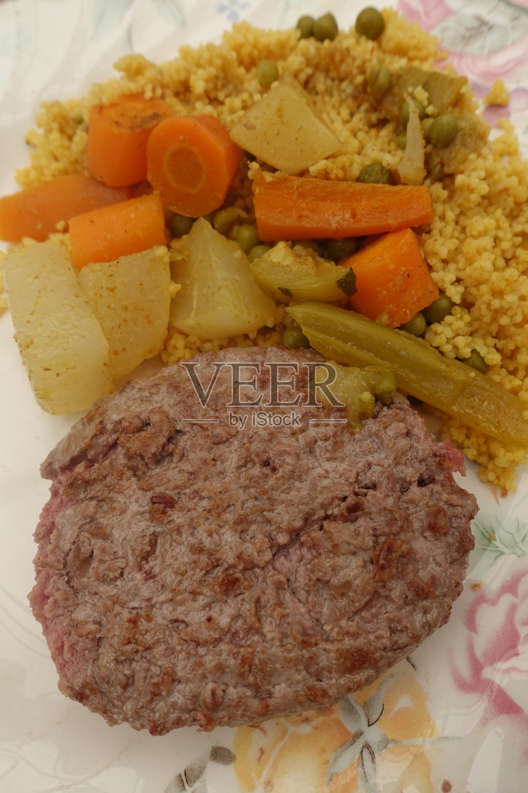 蔬菜蒸粗麦粉配碎牛排照片摄影图片