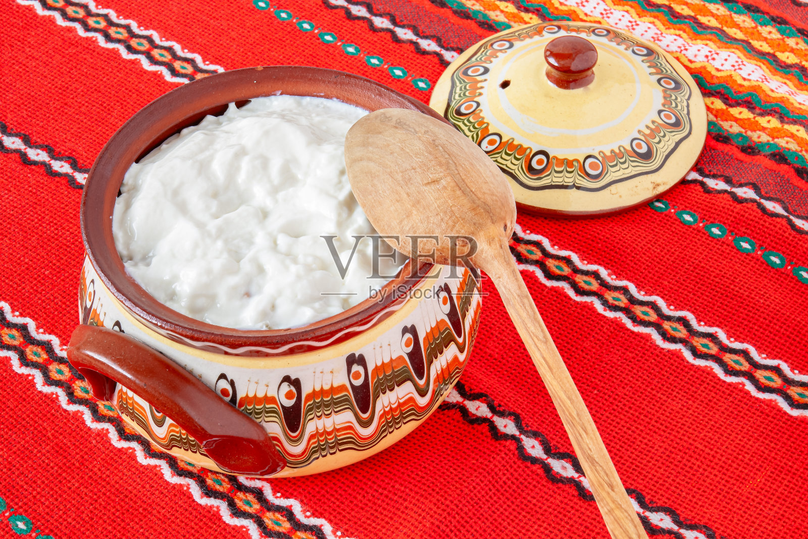 保加利亚酸奶，放在陶瓷碗里。照片摄影图片