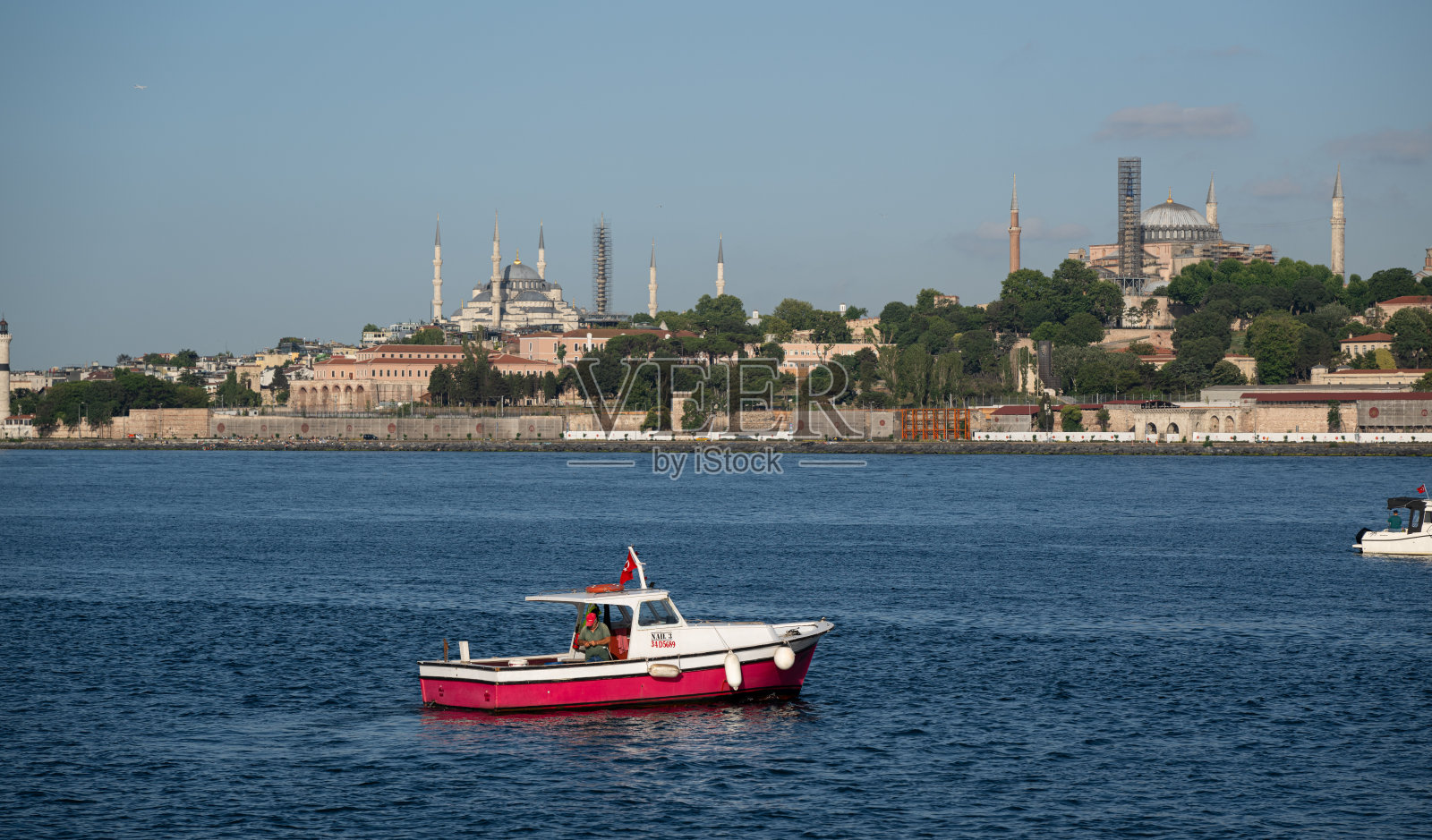 博斯普鲁斯海峡的土耳其渔夫照片摄影图片