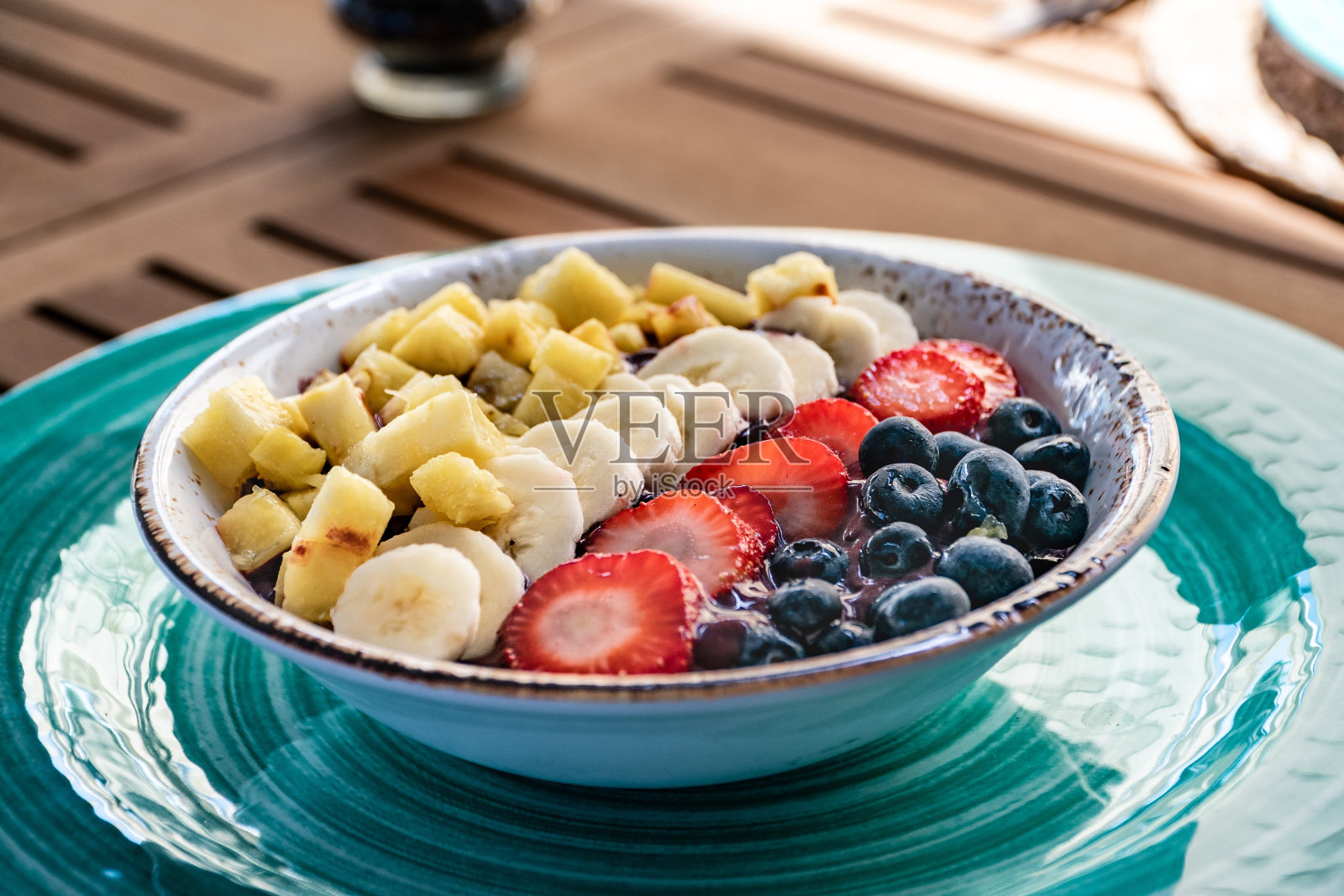 一碗巴西莓冰淇淋配上新鲜水果照片摄影图片