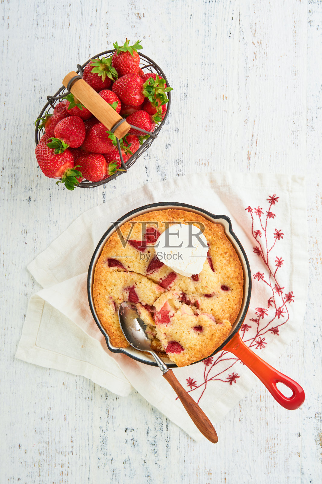 草莓片煎锅饼干或巨大的草莓和奶油煎锅饼干在质朴的木桌背景。传统的英式或英式甜点食谱。前视图。放文字的地方。封面。照片摄影图片