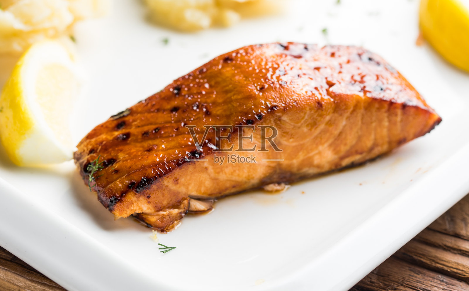 白盘子里的烤鲑鱼配蔬菜照片摄影图片