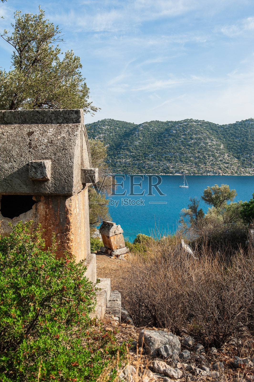 土耳其，阳光明媚，天空多云，古老的古墓废墟照片摄影图片