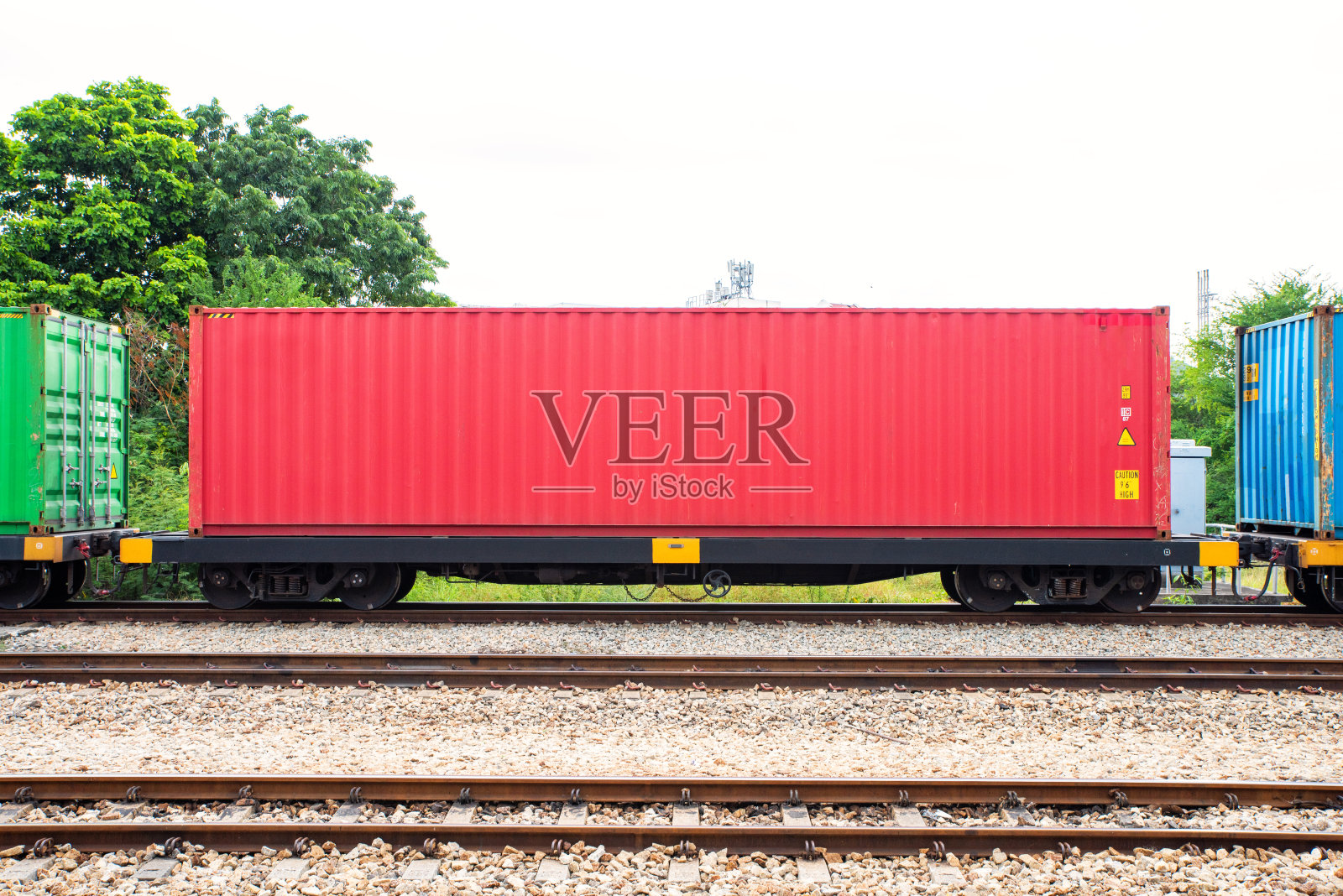 为船运公司运送货物集装箱的火车车厢。铁路配送和货物运输。航运进出口照片摄影图片