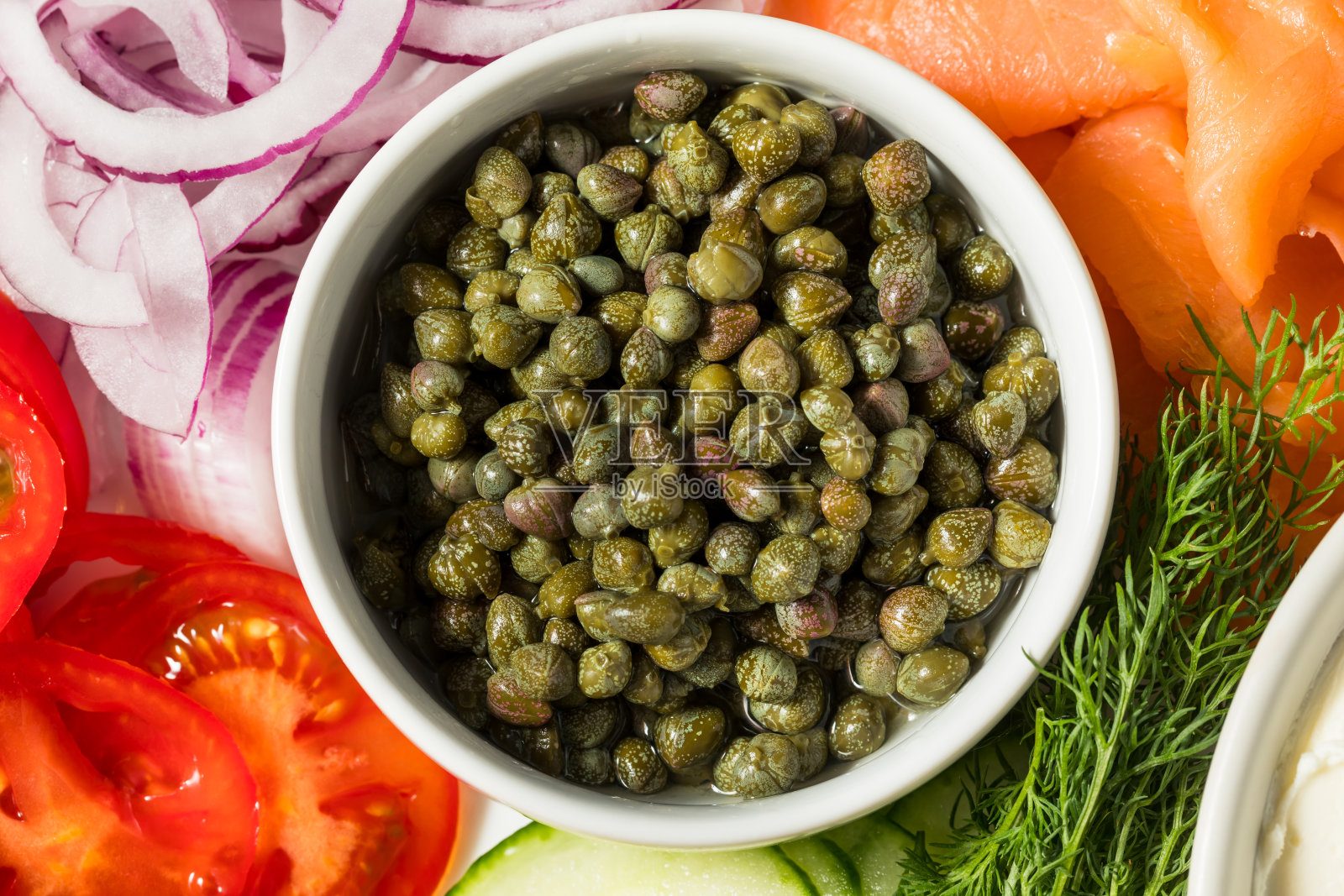 有机腌青刺山柑照片摄影图片