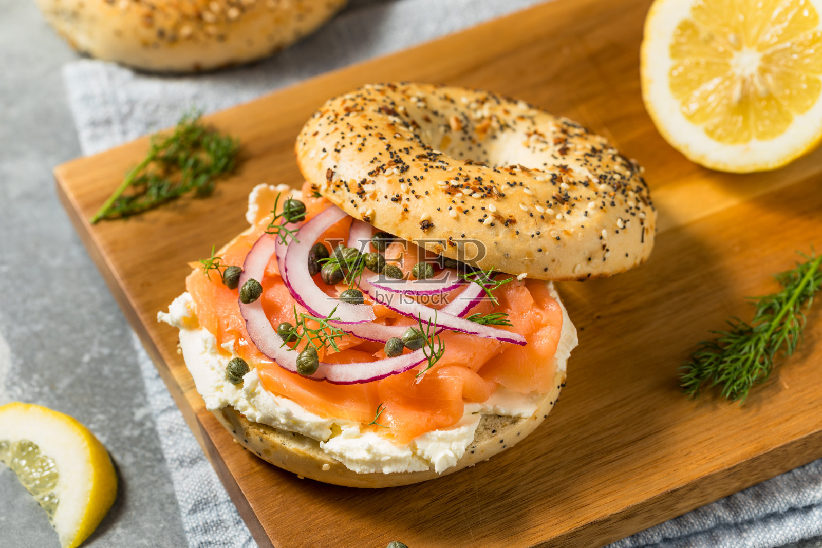 健康自制百吉饼和熏鲑鱼三明治照片摄影图片