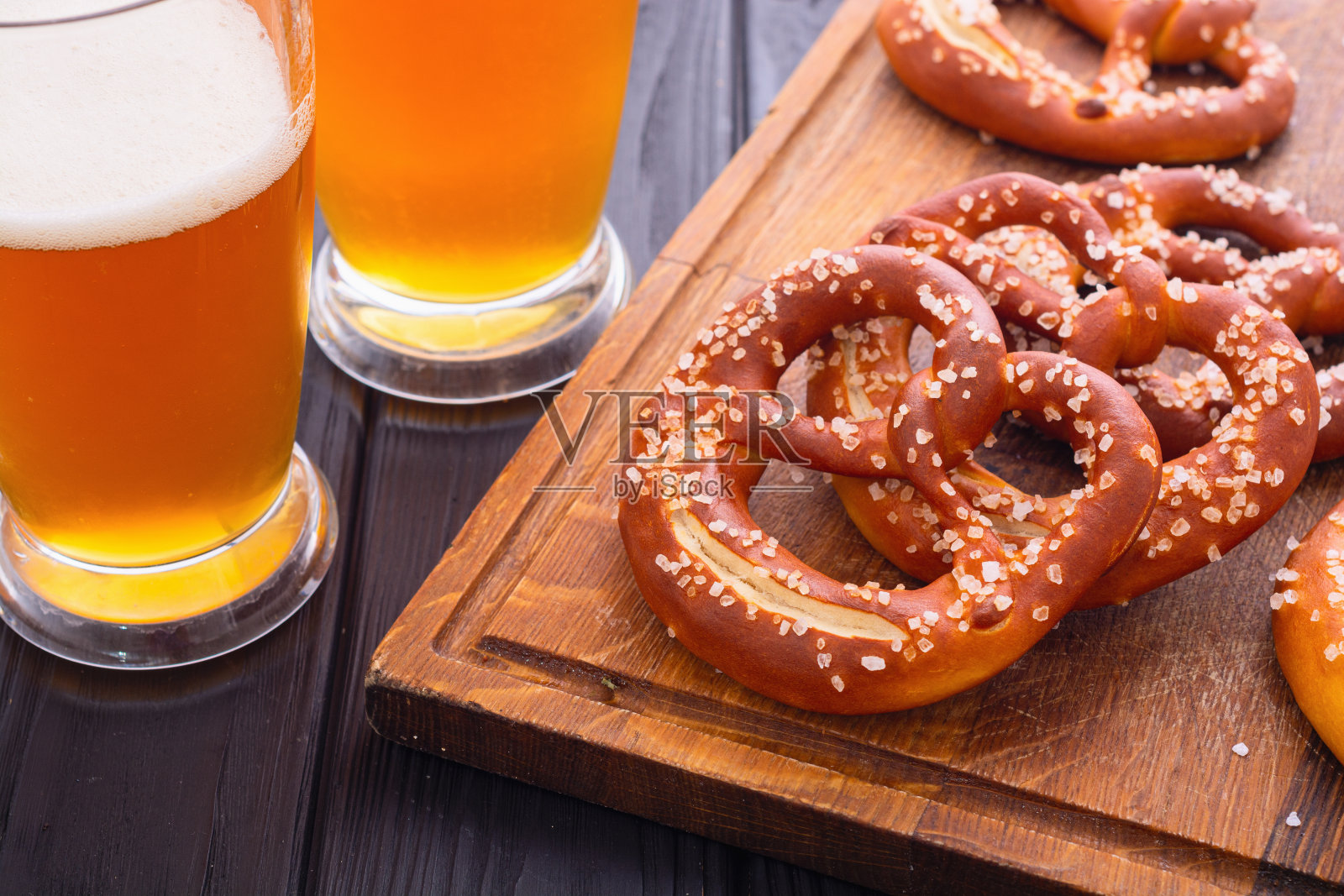 椒盐卷饼——巴伐利亚传统小吃照片摄影图片