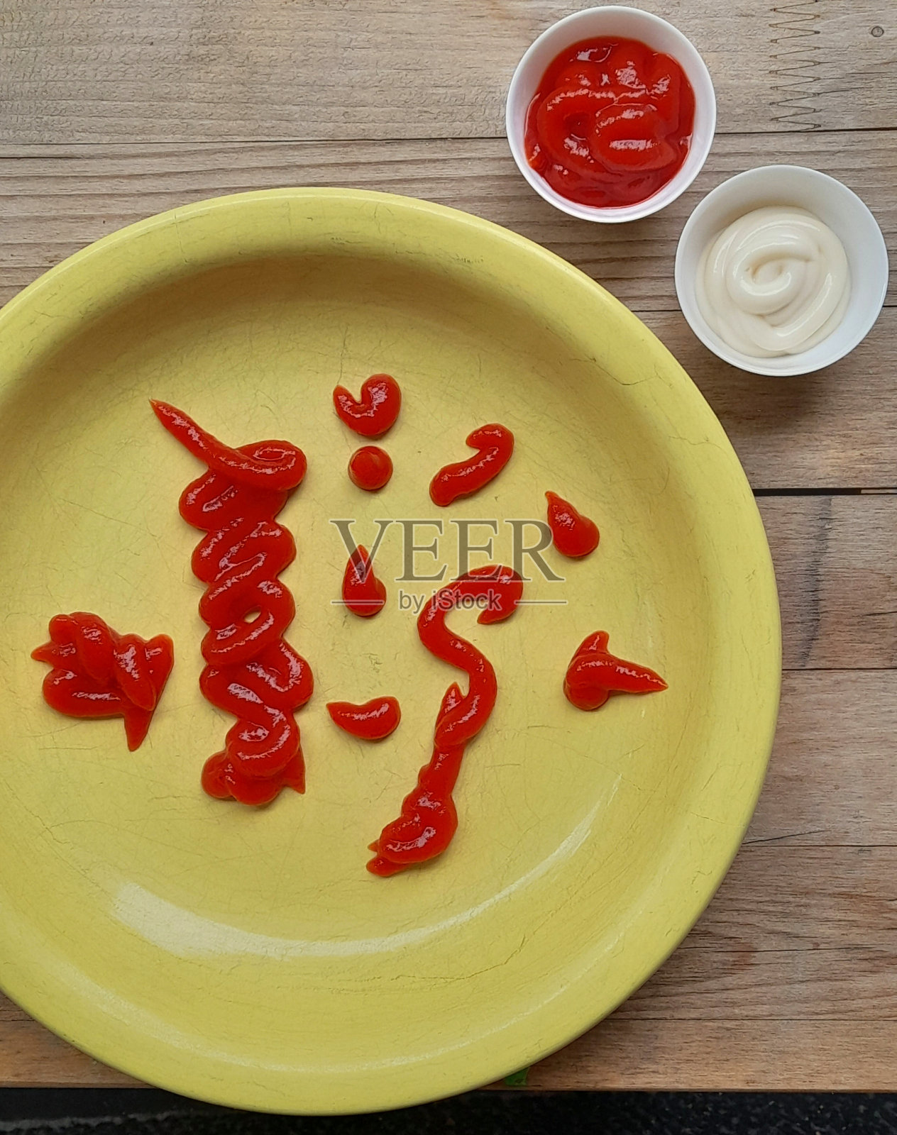 番茄酱和蛋黄酱照片摄影图片