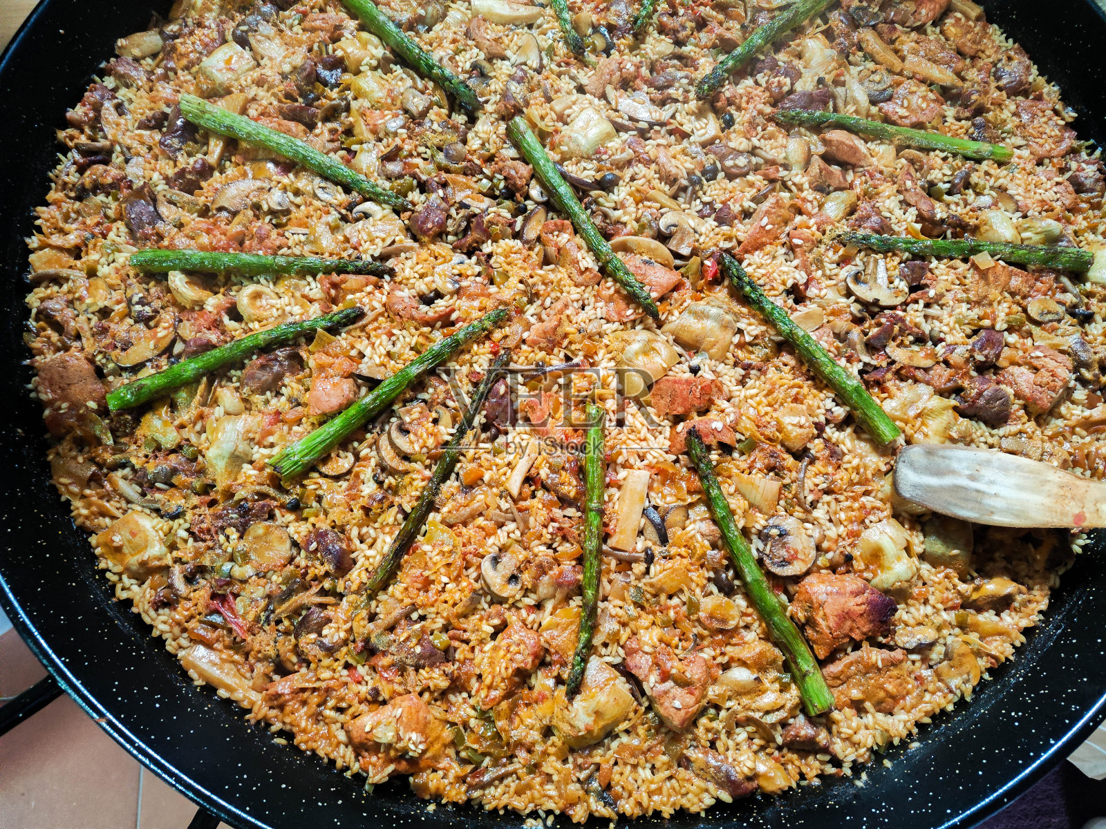 鸡肉、芦笋和蘑菇海鲜饭照片摄影图片