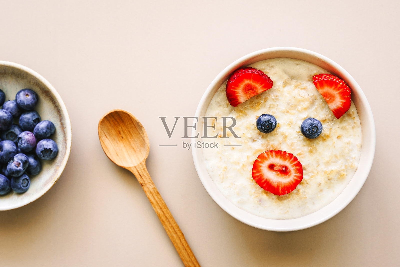 婴儿粥有一个有趣的动物脸照片摄影图片