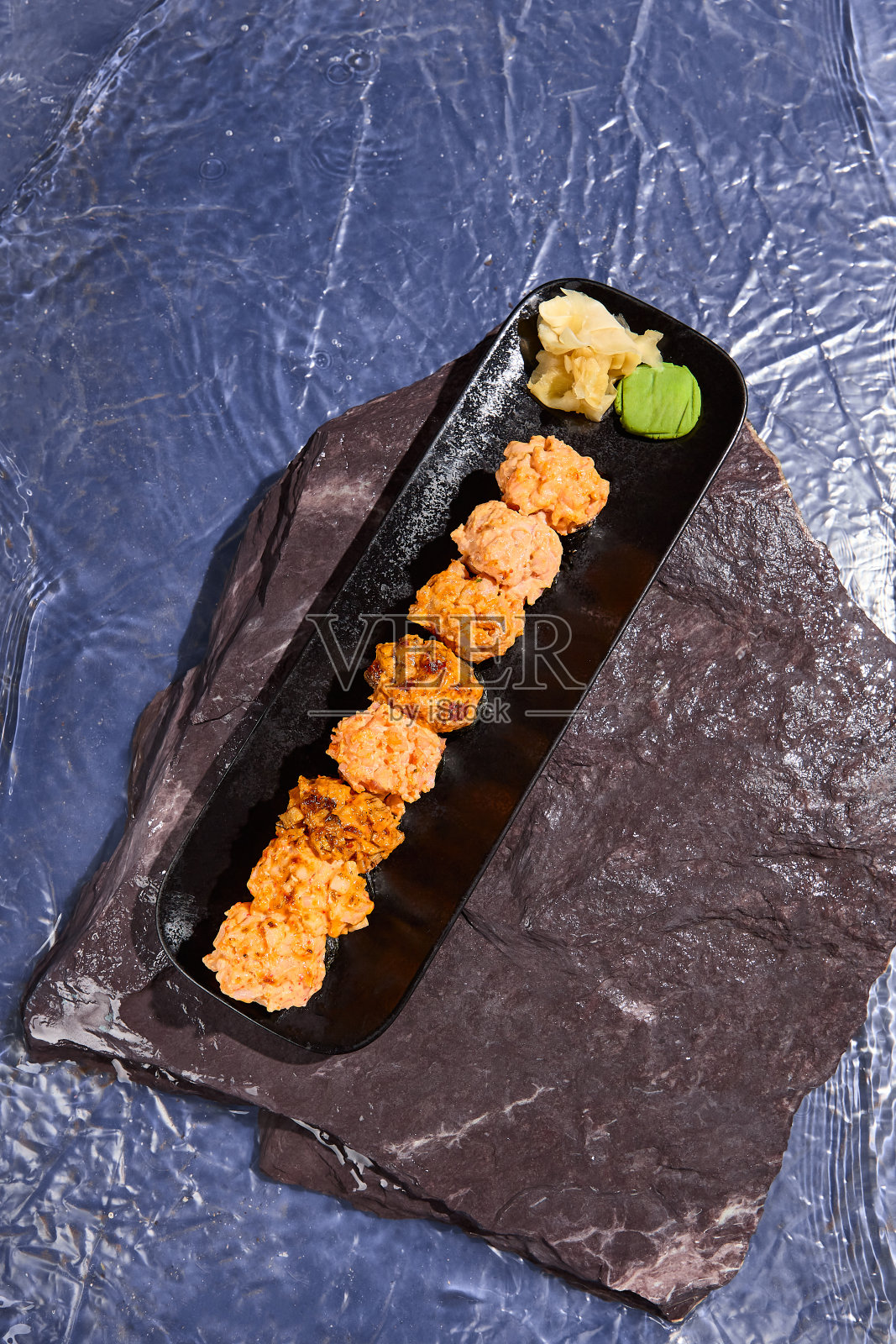 石盘烤辣寿司配芥末和腌姜照片摄影图片