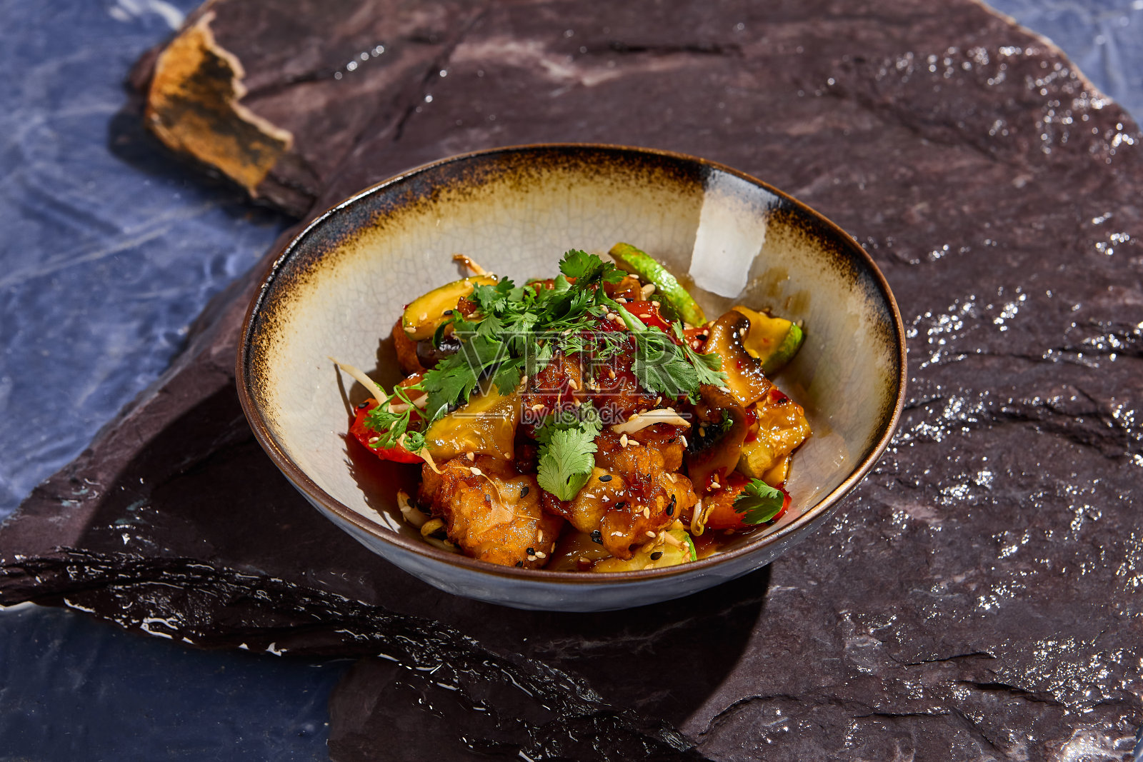 中式蔬菜香菜糖醋鸡配菜照片摄影图片