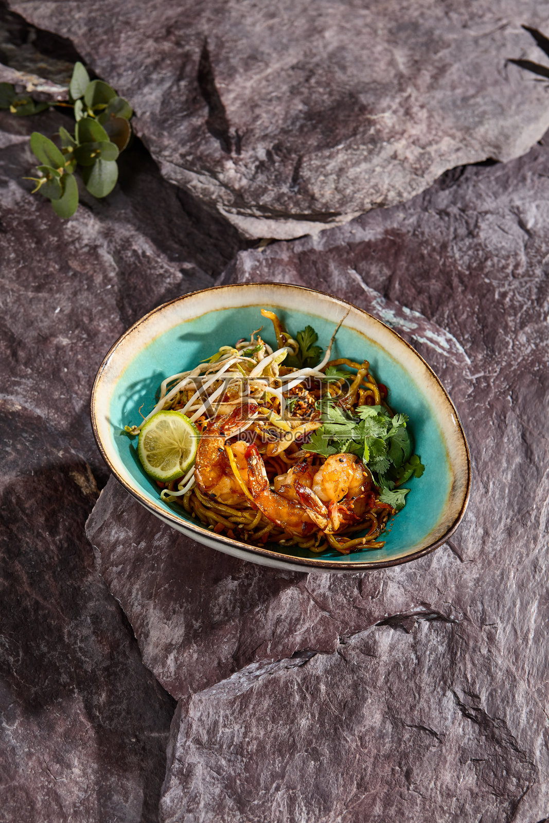 乌冬面配虾、香菜和豆芽照片摄影图片