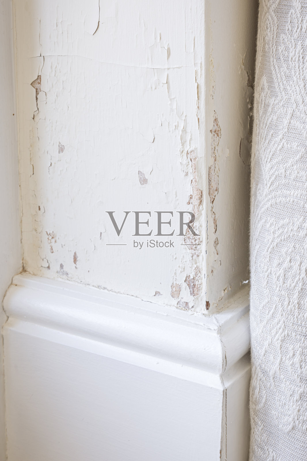 英国住宅实心砖墙的潮气上升(潮气渗透)照片摄影图片