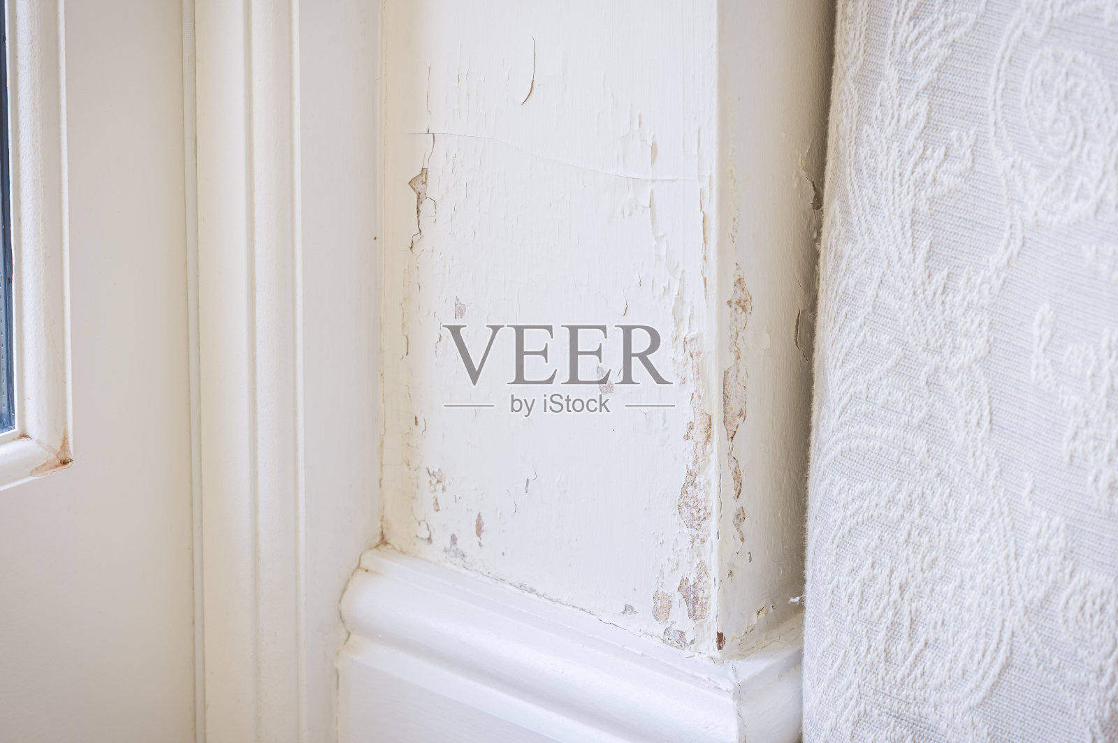 英国住宅实心砖墙的潮气上升(潮气渗透)照片摄影图片