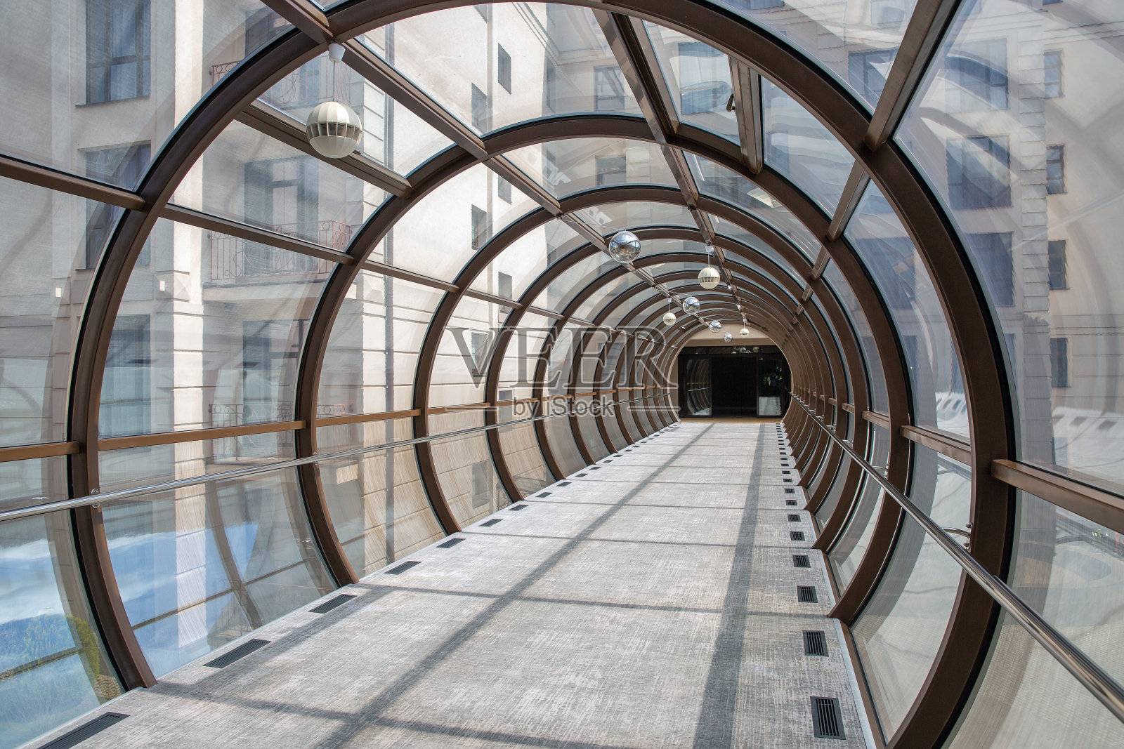 由桩和玻璃组成的人行桥隧道，具有抽象的设计。照片摄影图片