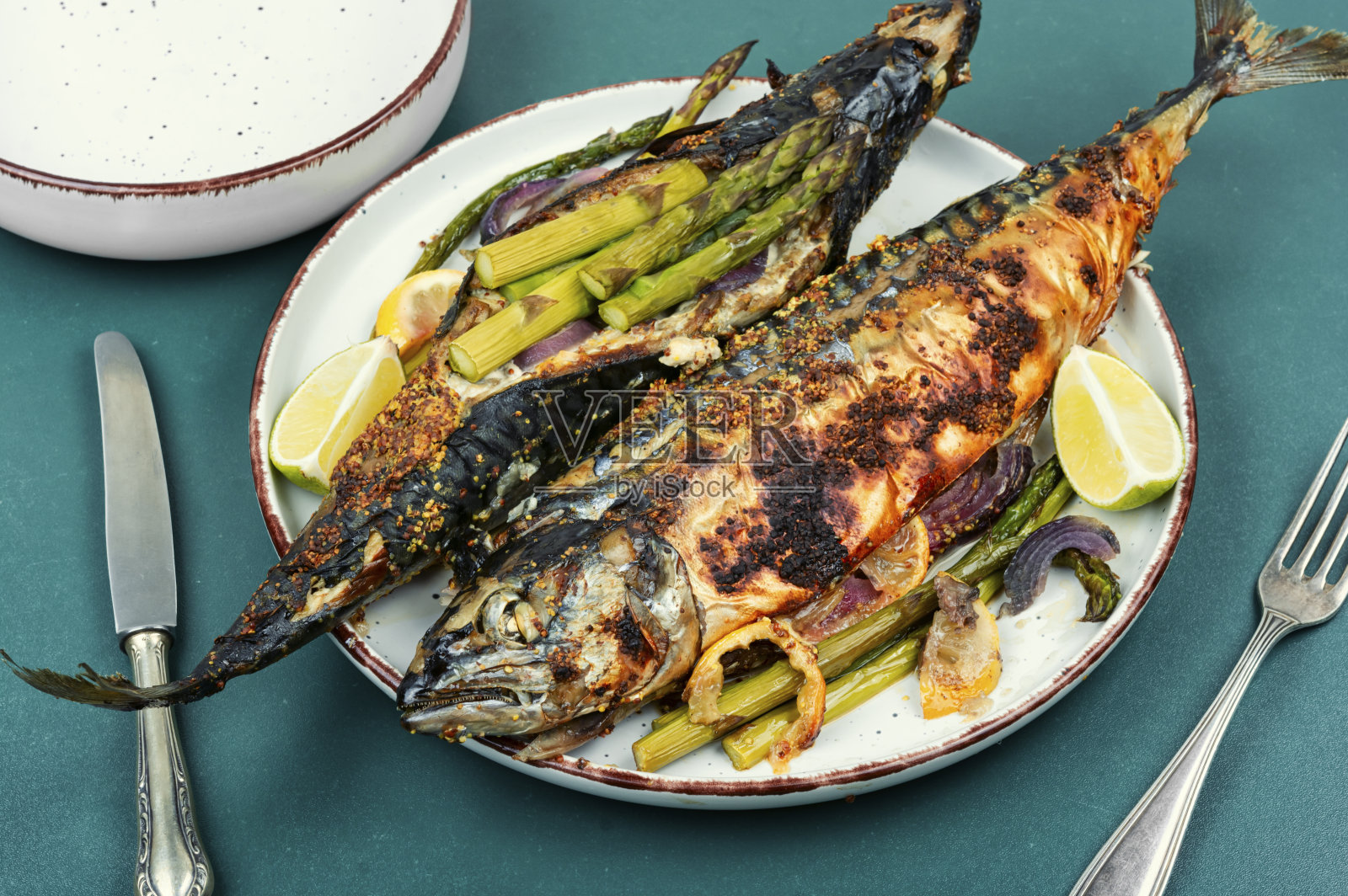 芦笋烤鲭鱼。照片摄影图片