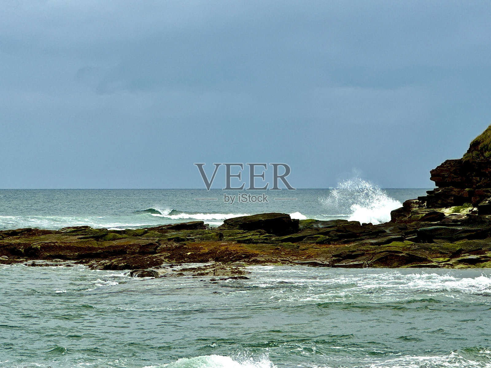 海浪冲击着诺森伯兰郡的岩石照片摄影图片