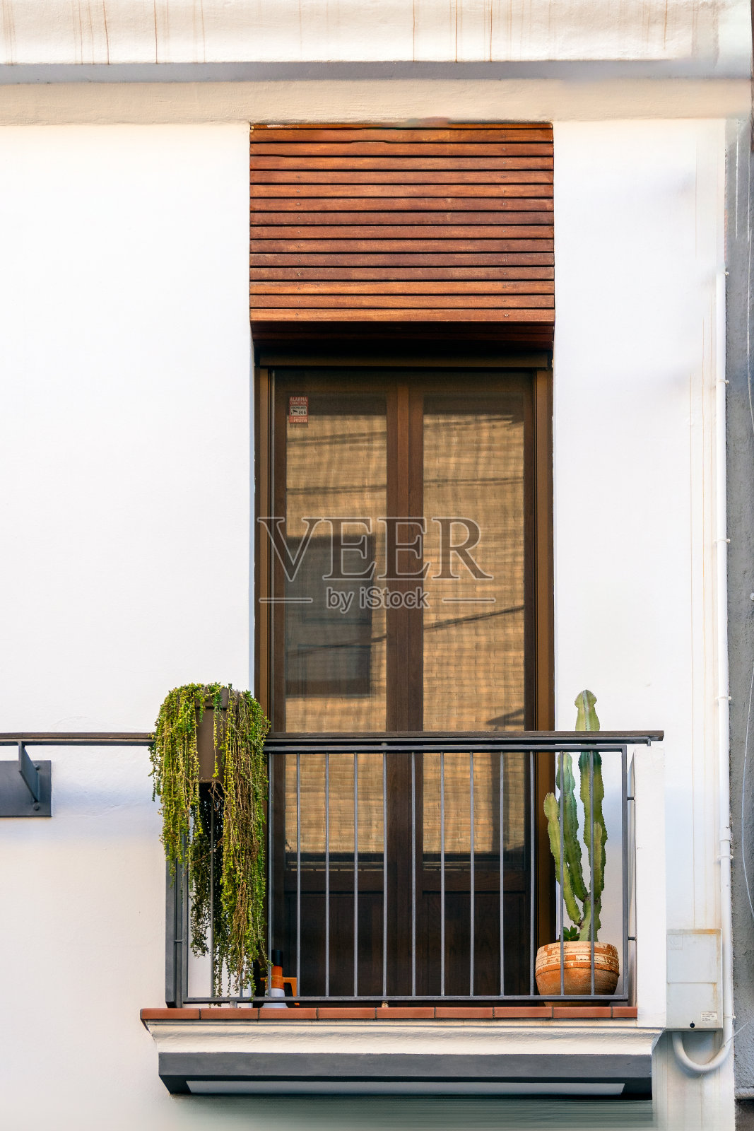 一个小的，舒适的阳台突出宁静的城市生活和触摸绿色的当代建筑照片摄影图片