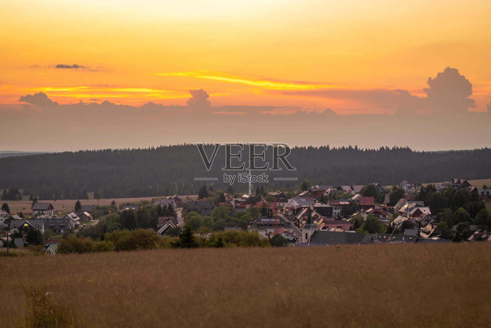 日落傍晚附近的边界捷克和德国附近的博兹达尔CZ 06 26 2024照片摄影图片