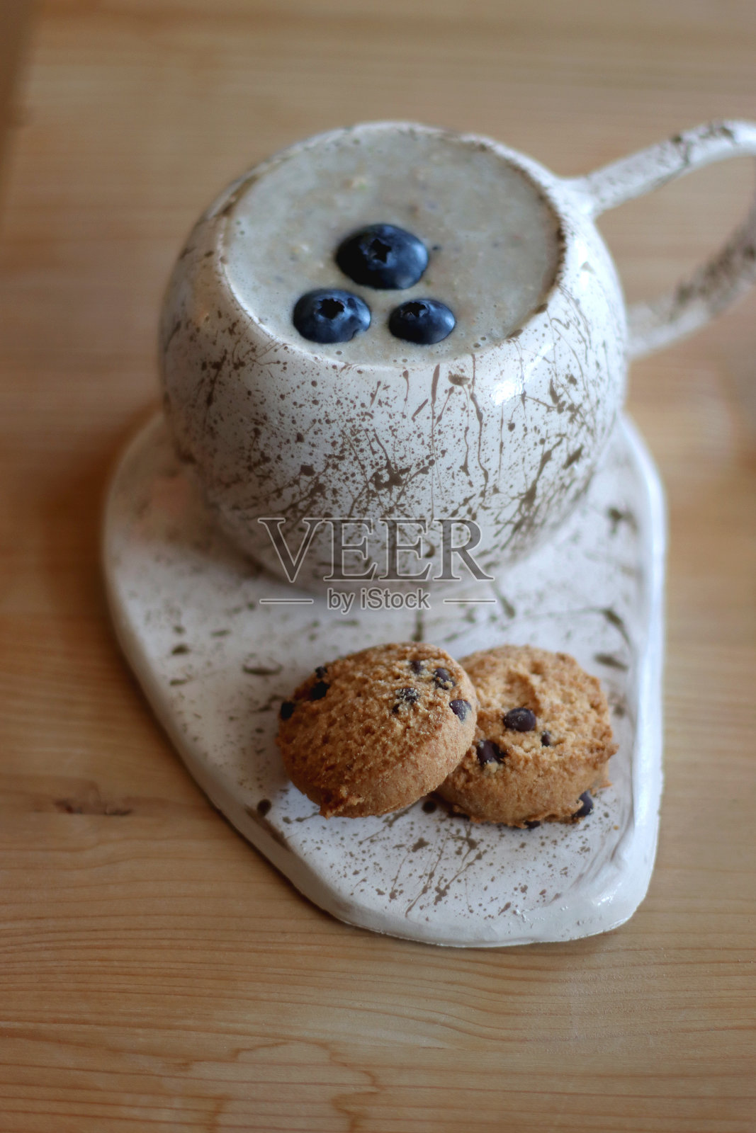 冰沙，饼干，书和眼镜照片摄影图片