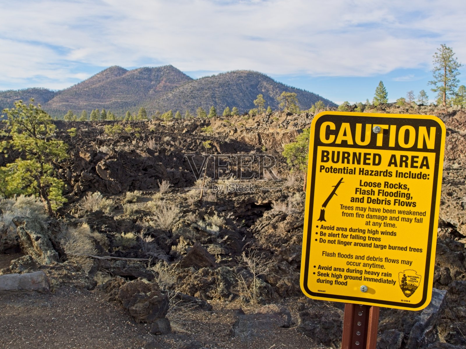 亚利桑那州日落火山口国家纪念碑被烧毁部分的警告标志照片摄影图片