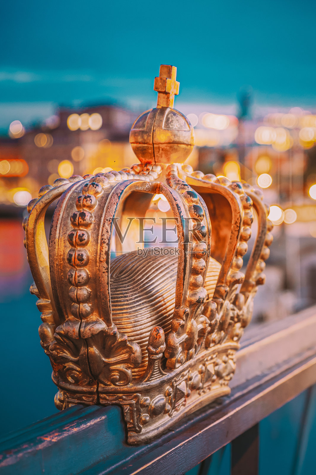 斯德哥尔摩,瑞典。斯凯普肖姆斯布伦-斯凯普肖姆大桥，在夜晚的灯光下，它有着著名的金冠。著名的受欢迎的地方地标目的地。斯堪的纳维亚半岛旅行照片摄影图片