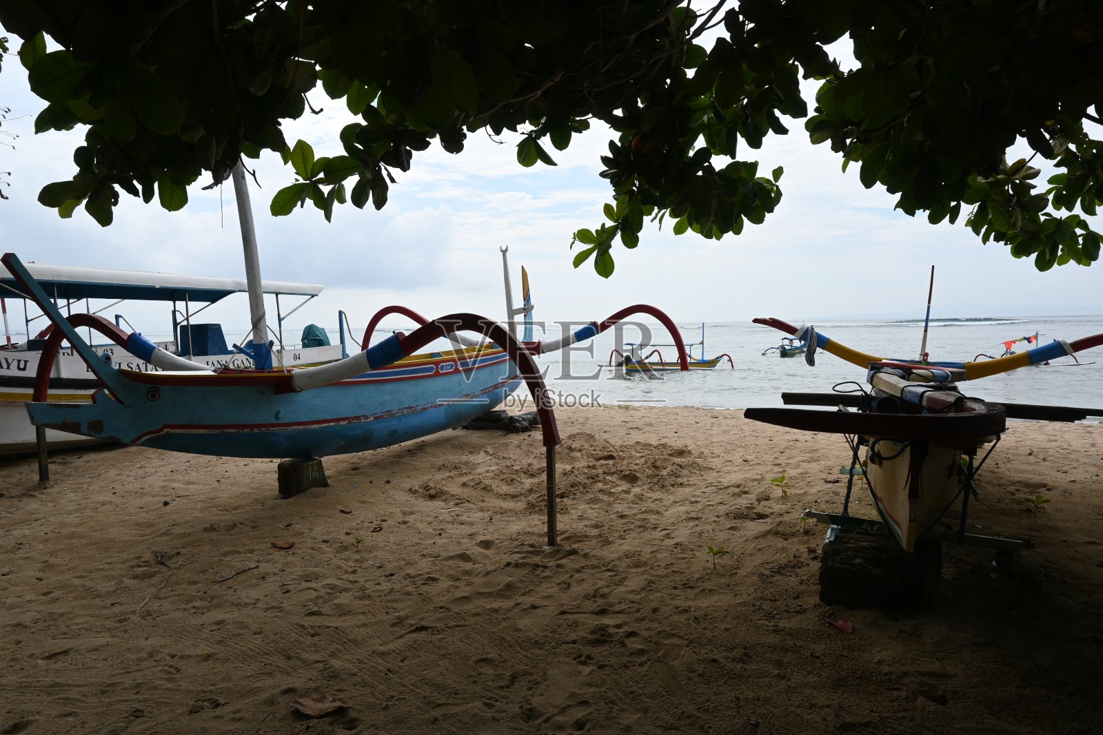 沙滩在巴厘和周围的巴东摄政，在白天的时间照片摄影图片