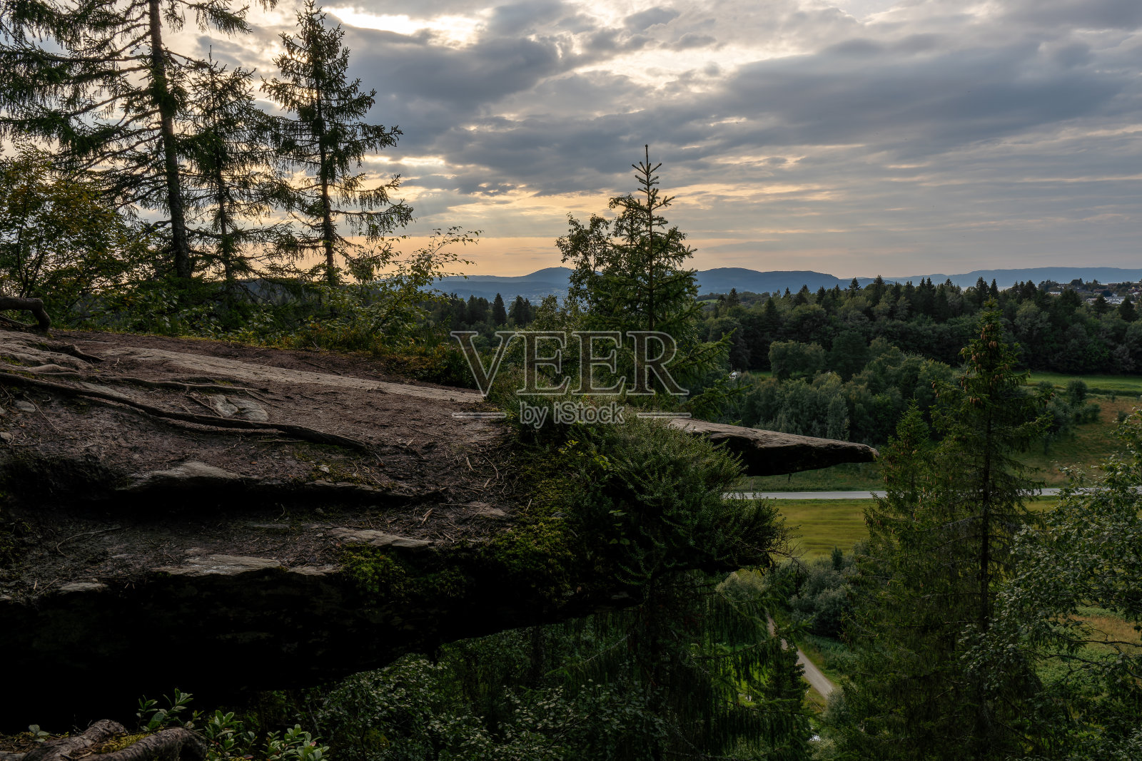 在特隆赫姆附近徒步旅行，看看Burmaklippen——小巨怪之舌照片摄影图片