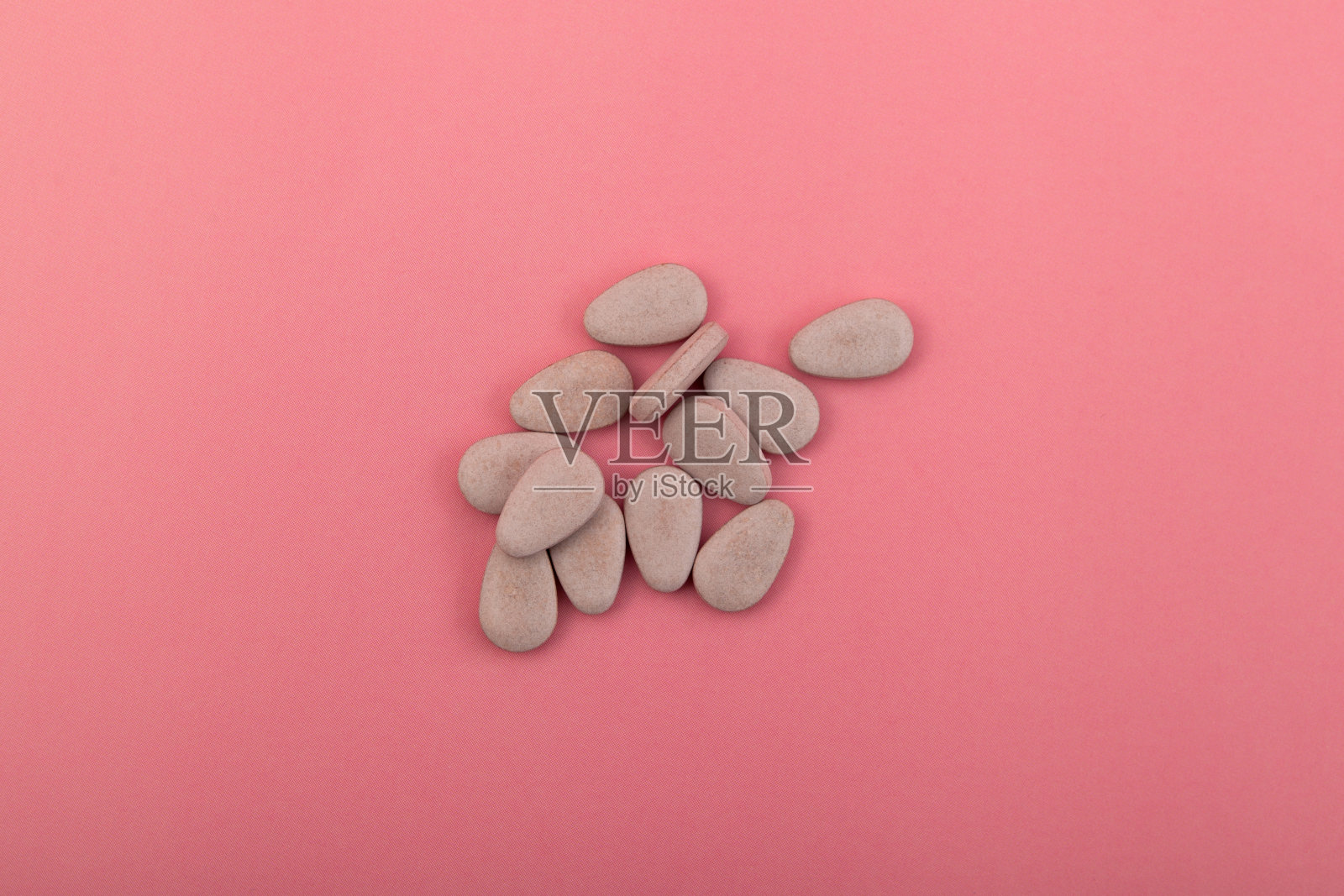 对女性健康有益的复合维生素药片，特写。健康的补品。维生素B, C, D，片剂，益生菌，铁。替代医学概念照片摄影图片