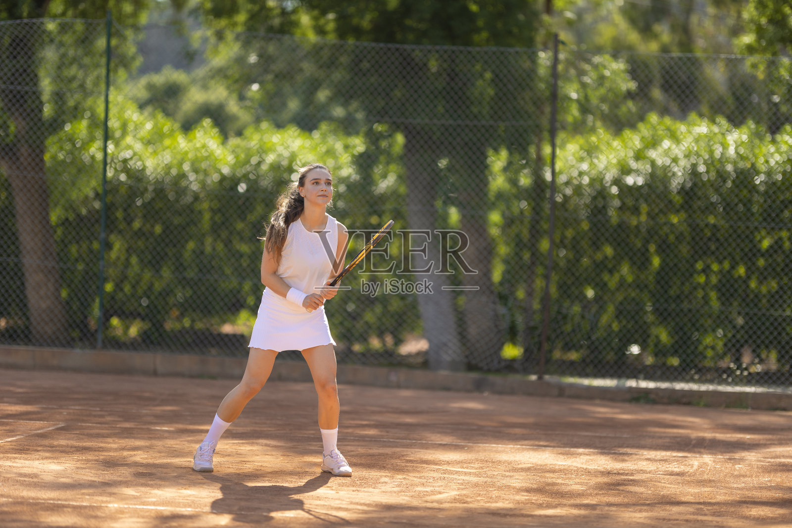 一个女人正在球场上打网球照片摄影图片