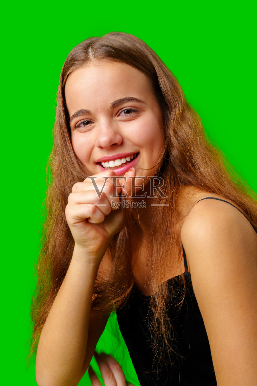 微笑的年轻女子在黑色上衣和棕色裤子肖像照片摄影图片