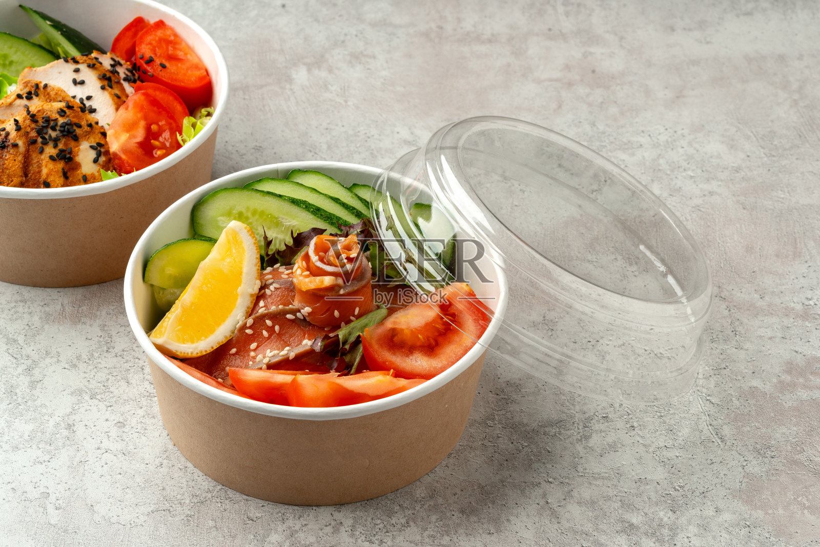 美味的poke碗在灰色纹理表面照片摄影图片