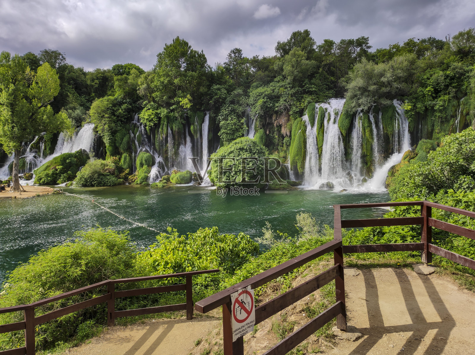 波黑的克拉维察瀑布。独特的自然美景在特雷比扎特河度假和休闲时间照片摄影图片