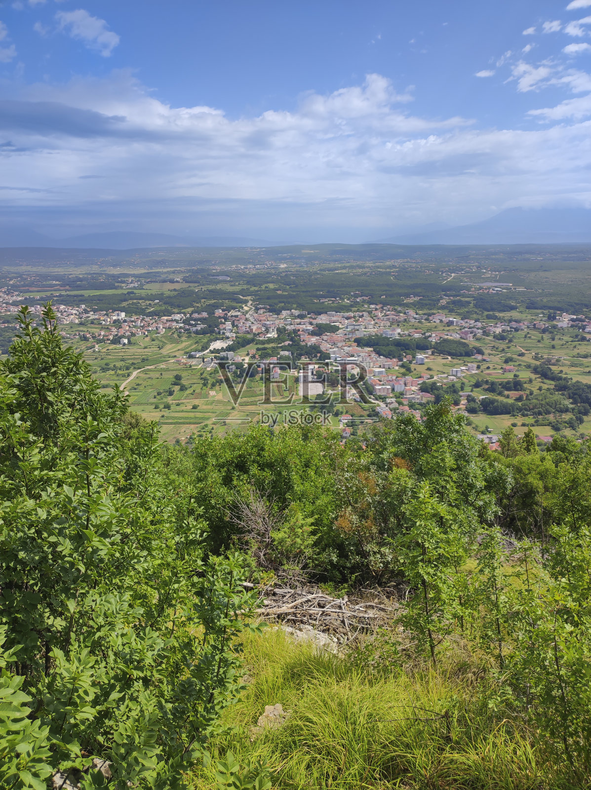 在波斯尼亚和黑塞哥维那的默主哥列，从十字架山的山顶向圣雅各教堂望去照片摄影图片