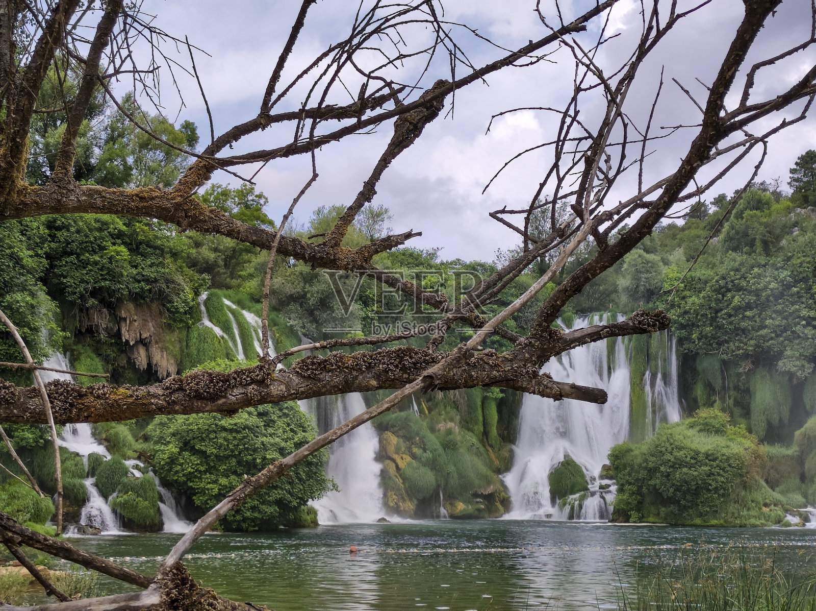 波黑的克拉维察瀑布。独特的自然美景在特雷比扎特河度假和休闲时间照片摄影图片