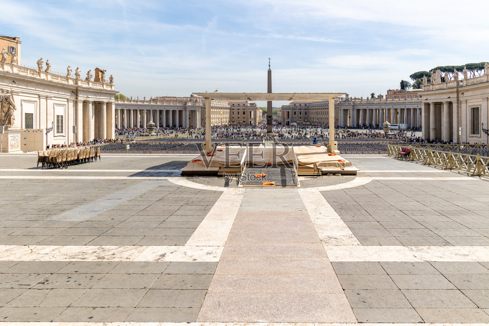 在意大利罗马，梵蒂冈城的圣彼得广场上挤满了游客照片摄影图片