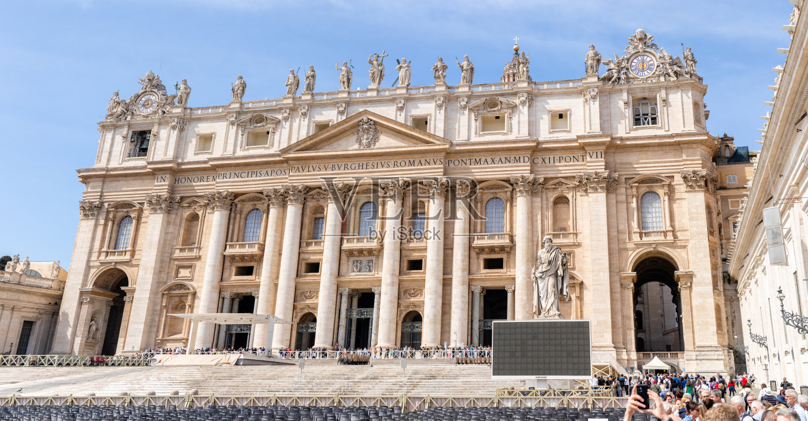 在意大利罗马，梵蒂冈城的圣彼得广场上挤满了游客照片摄影图片