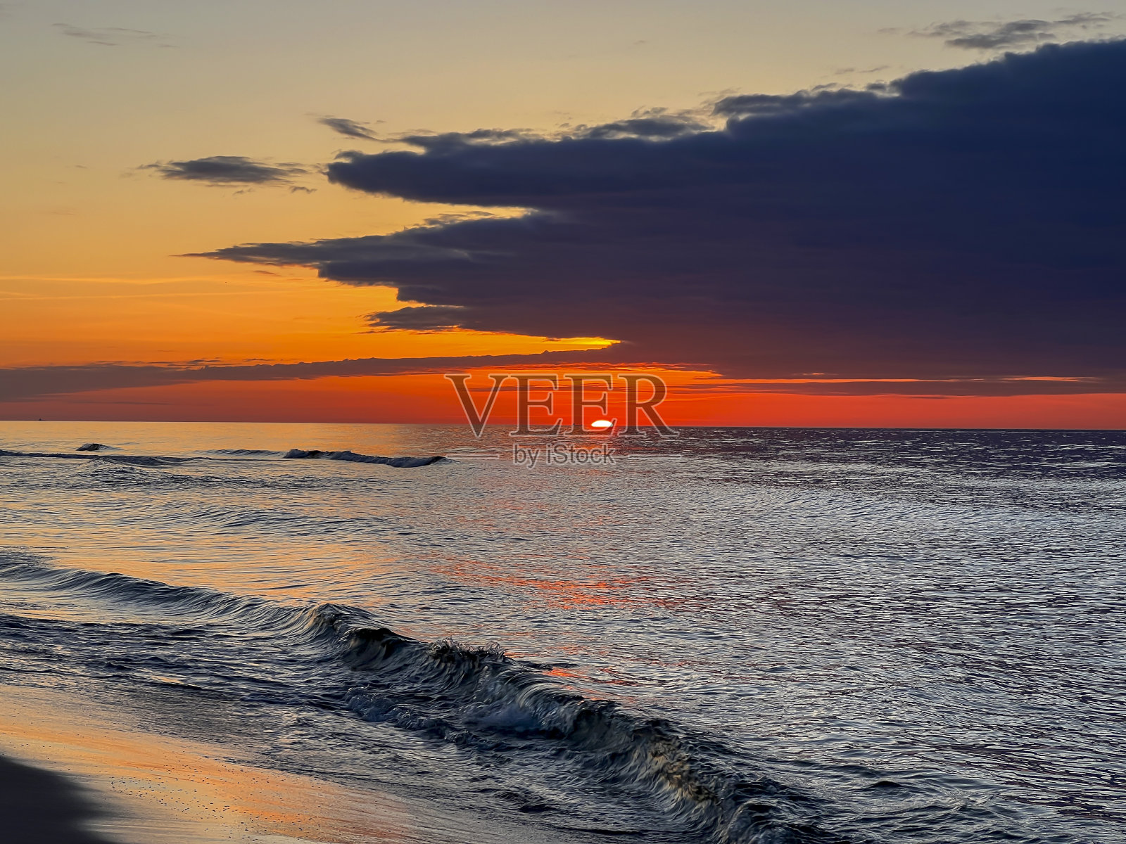 5月初，波兰雅斯特泽比亚戈拉地区波罗的海海滩上的日落照片摄影图片