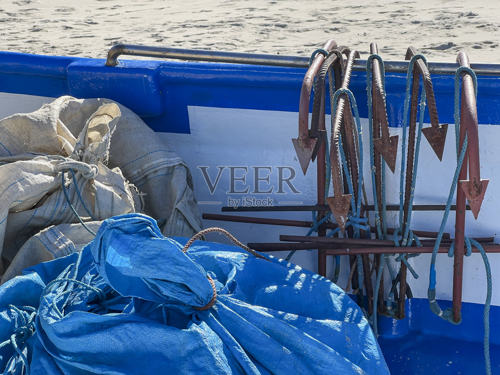 在波罗的海的波兰卡尔维亚海滩上，一艘装有设备的蓝色船照片摄影图片