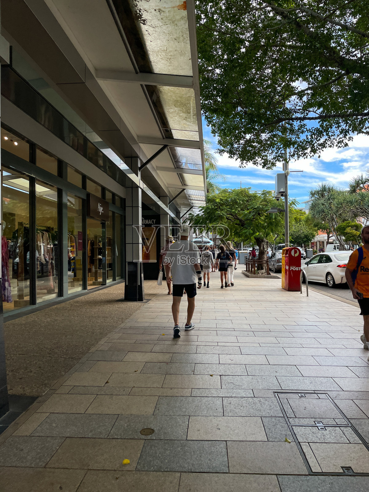 在努沙散步照片摄影图片