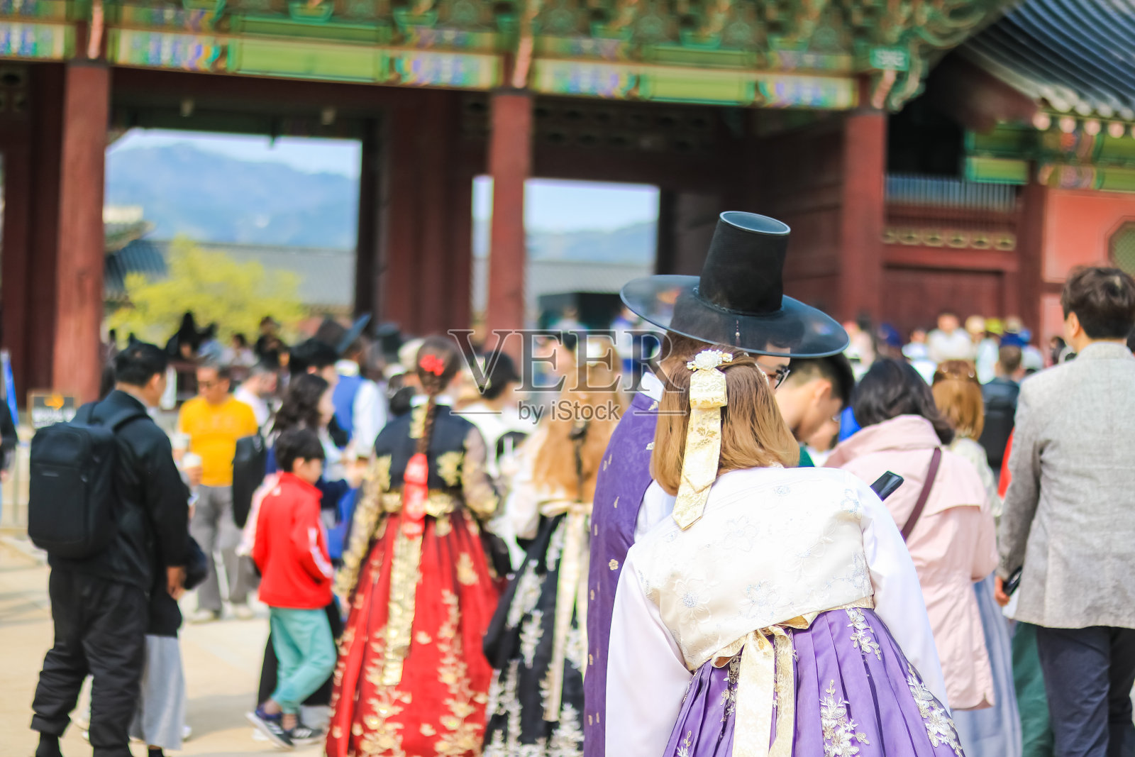 图为，在首尔景福宫前，穿着韩服的游客。韩国旅游目的地。照片摄影图片