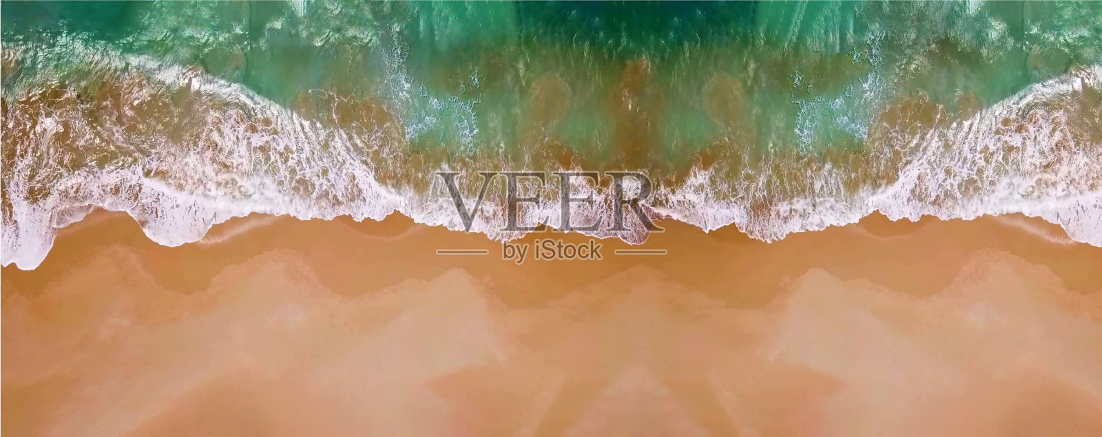 从无人机的一个令人惊叹的美丽的海景海滩与绿松石水与复制空间为您的文字航拍图像。美丽的沙滩碧绿的海水，空中无人机无人机拍摄照片摄影图片