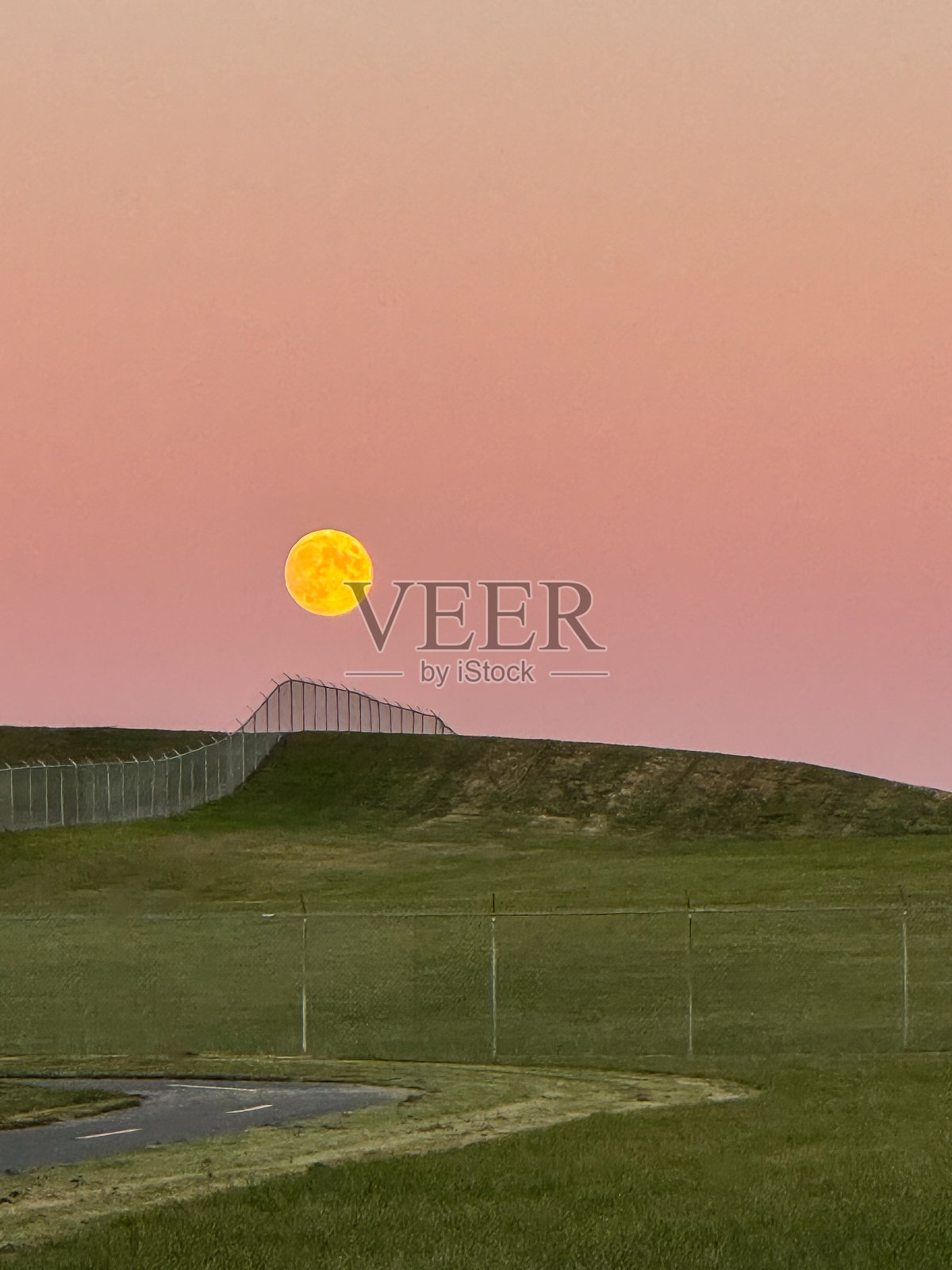 夕阳下的大月亮照片摄影图片