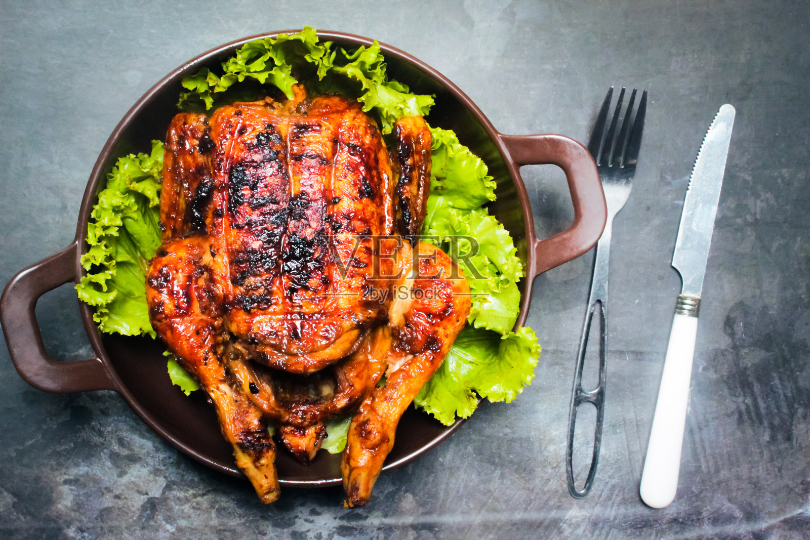 以生菜为主菜的烤鸡盘照片摄影图片