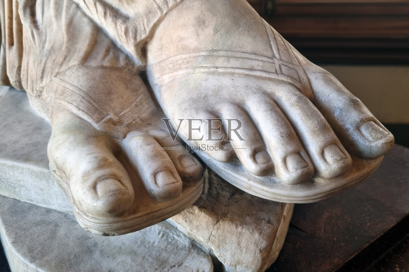 古代大理石脚雕塑的细节-用于教育和装饰用途的艺术特写照片摄影图片