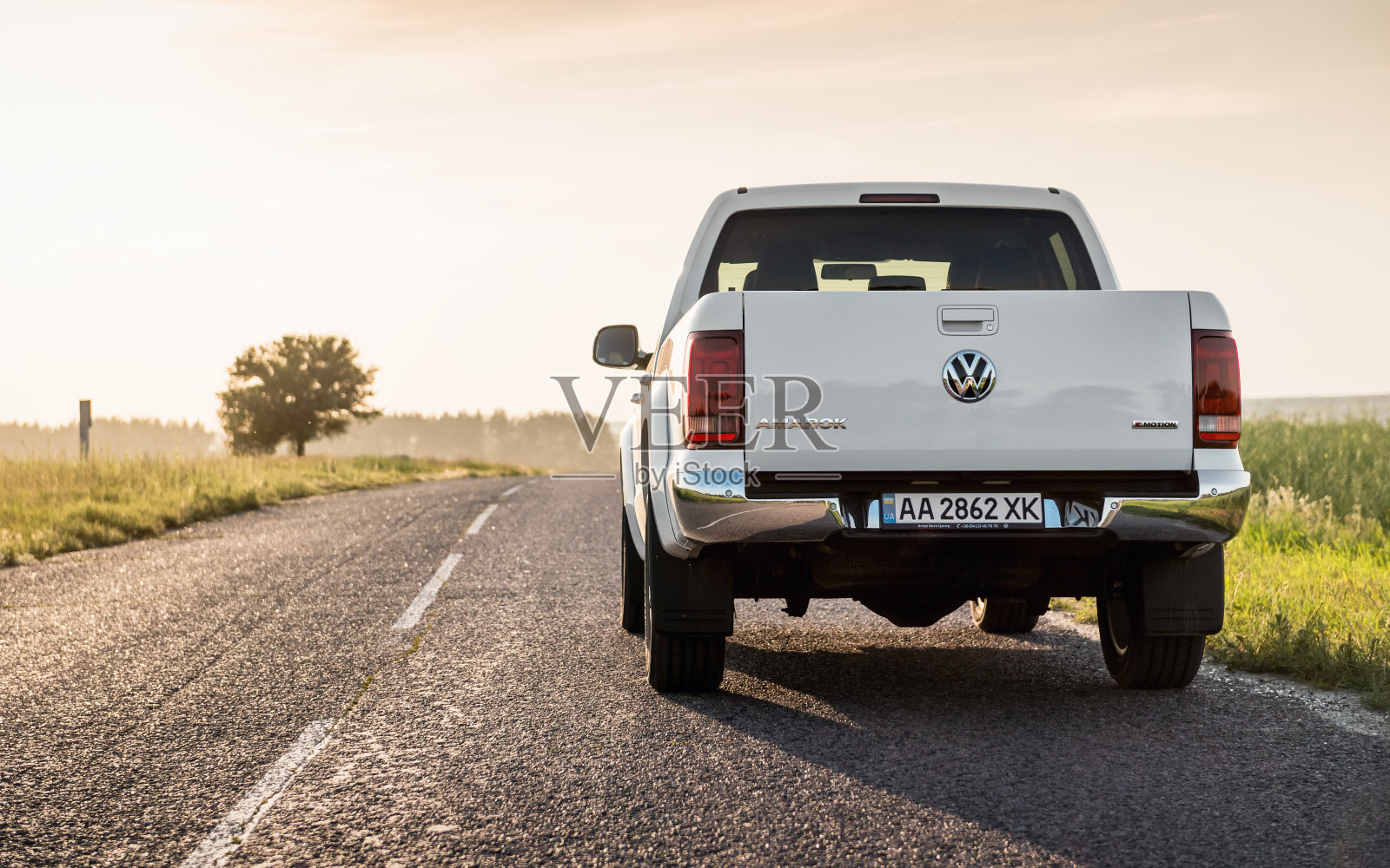 白色大众Amarok停在乡村公路上照片摄影图片