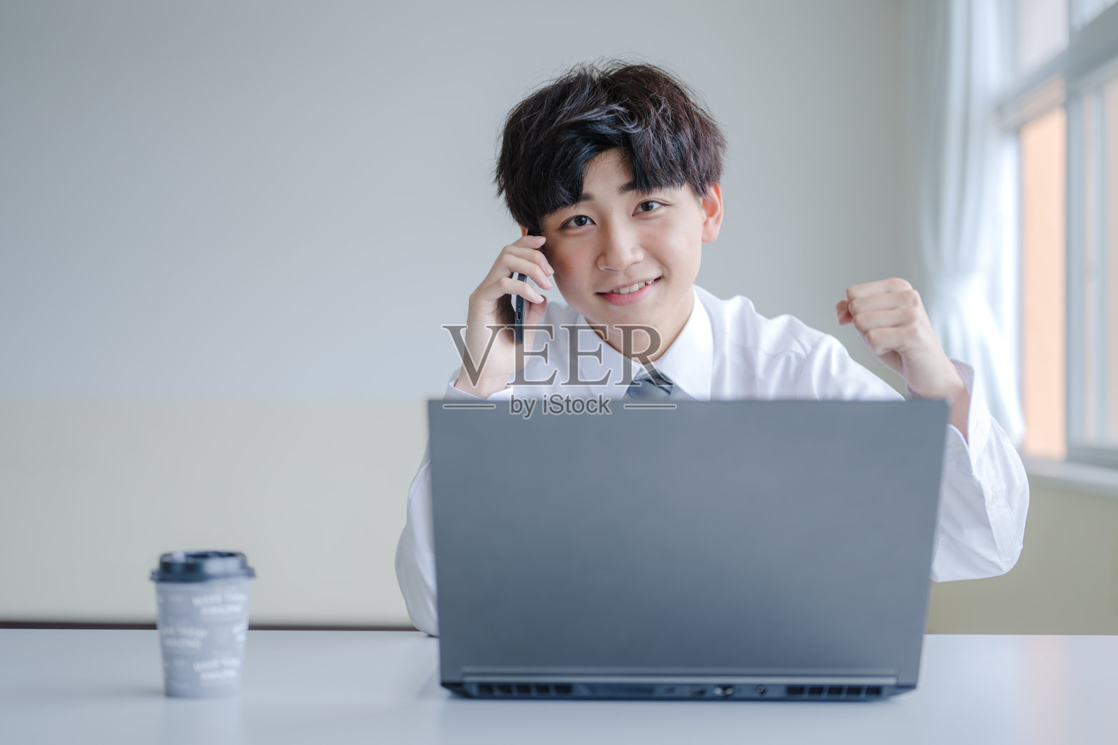 个人电脑、电话和商人照片摄影图片