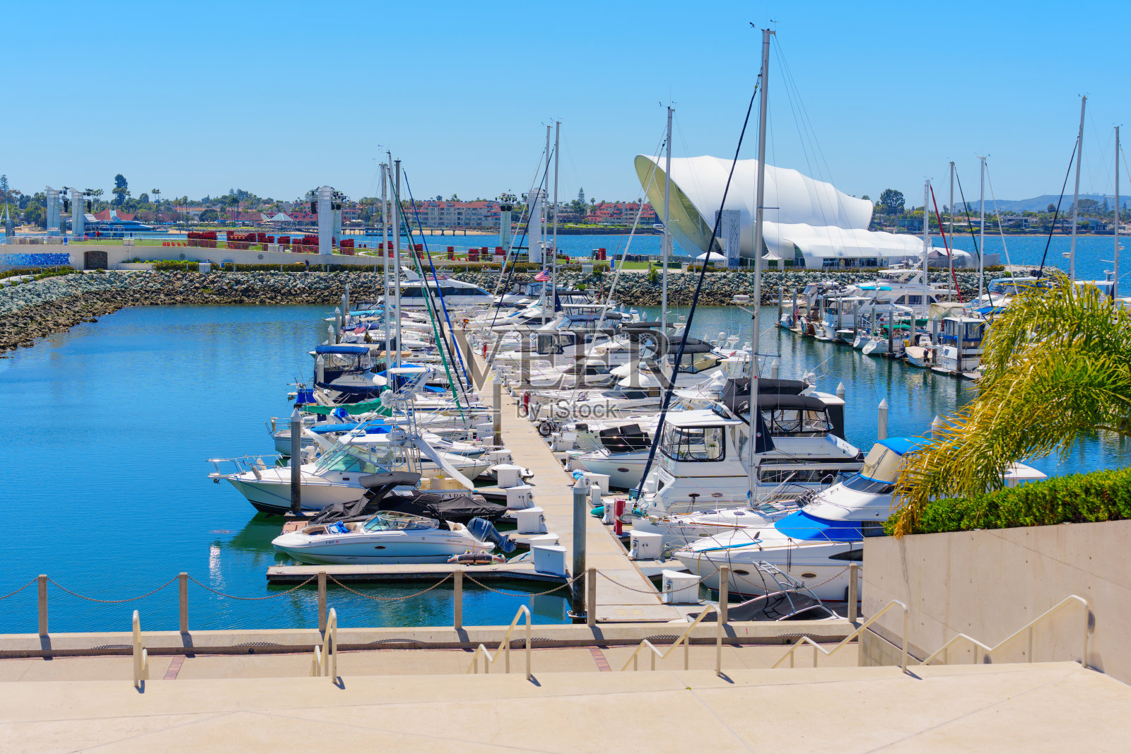 圣地亚哥港停满了船的码头照片摄影图片